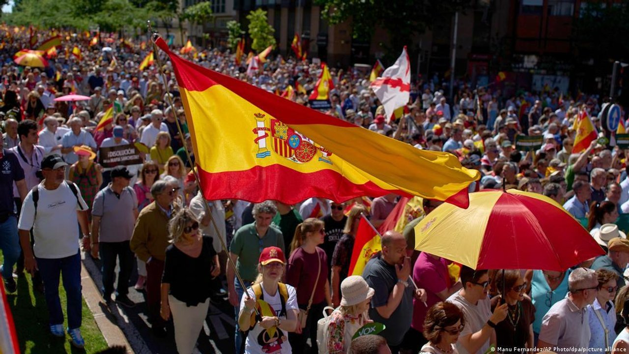 Decenas de miles marchan en Madrid para pedir la renuncia de Pedro ...