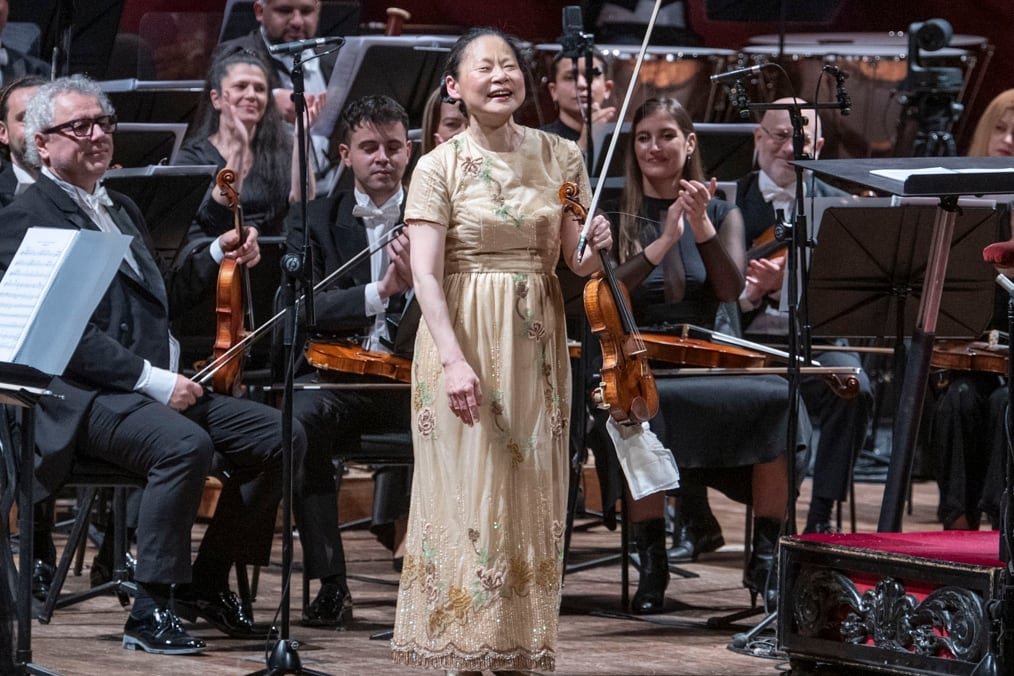 Midori se presentó en el Teatro Colón con la Orquesta Filarmónica de ...